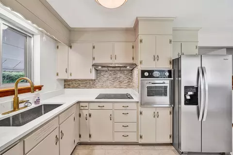 Kitchen - 3343 Trinkle Ave NW, Roanoke, VA 24012 photo 3 of 4