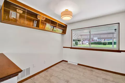 Living - 3343 Trinkle Ave NW, Roanoke, VA 24012 photo 3 of 3