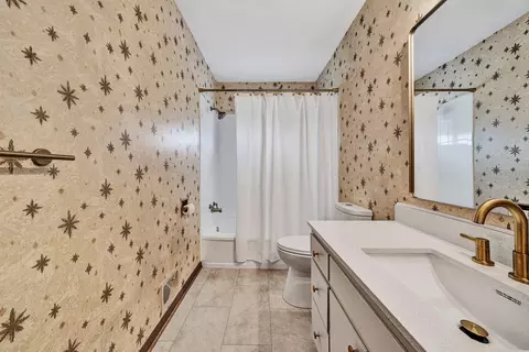 Bath - 3343 Trinkle Ave NW, Roanoke, VA 24012 photo 2 of 4