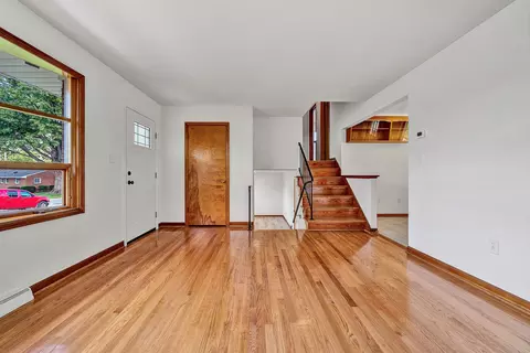 Living - 3343 Trinkle Ave NW, Roanoke, VA 24012 photo 2 of 3