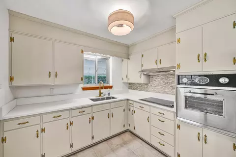 Kitchen - 3343 Trinkle Ave NW, Roanoke, VA 24012 photo 2 of 4