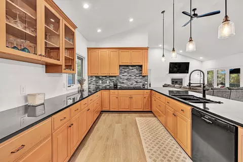 Kitchen - 6 Low Country Dr, Penhook, VA 24137 photo 4 of 6