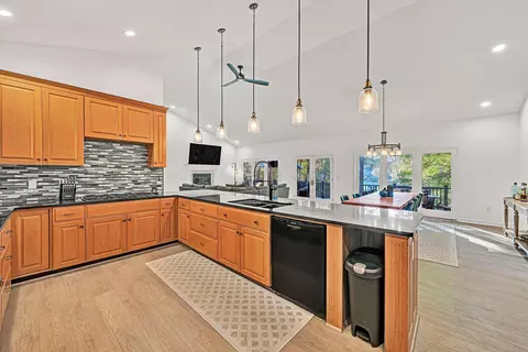 Kitchen - 6 Low Country Dr, Penhook, VA 24137 photo 5 of 6