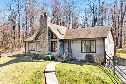 301 Brookledge Dr, Vinton, VA 24179