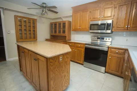 Kitchen - 1018 Meadow Down Dr, Forest, VA 24551 photo 3 of 4