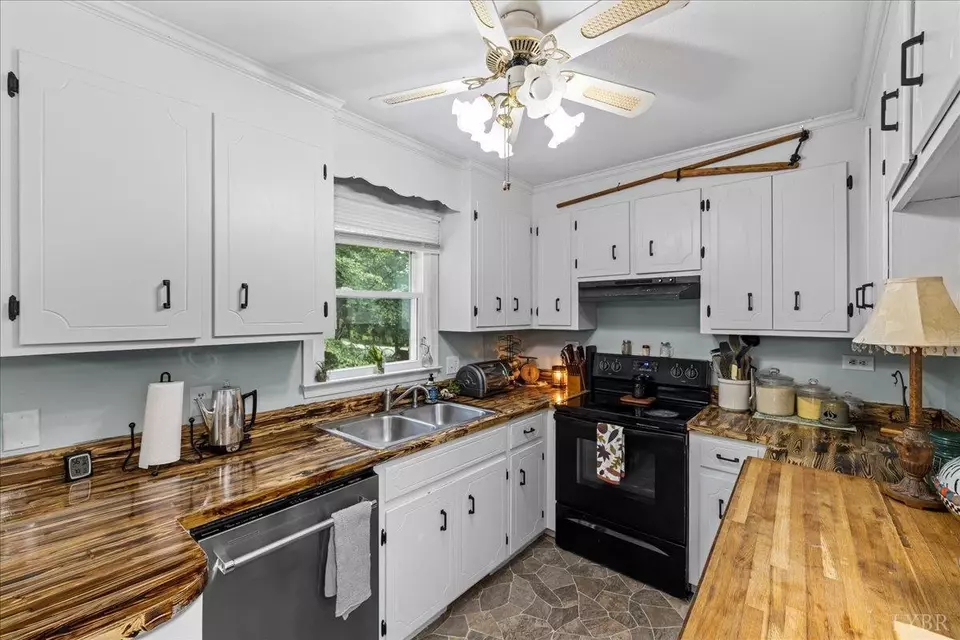 Kitchen - 250 S Wood Duck Dr, Madison Heights, VA 24572 photo 3 of 4