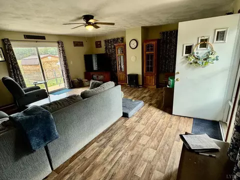 Living - 6223 Joppa Mill Rd, Moneta, VA 24121 photo 4 of 6