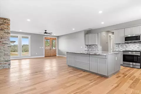 Living - 4615 Everett Rd, Forest, VA 24551 photo 5 of 5