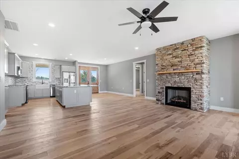 Living - 4615 Everett Rd, Forest, VA 24551 photo 4 of 5
