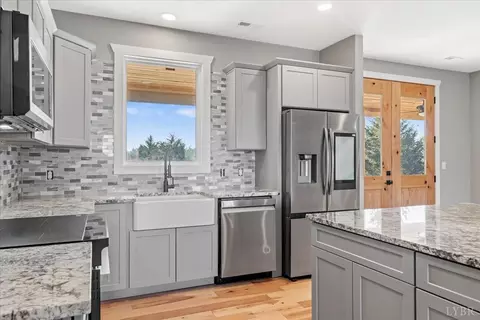 Kitchen - 4615 Everett Rd, Forest, VA 24551 photo 4 of 8