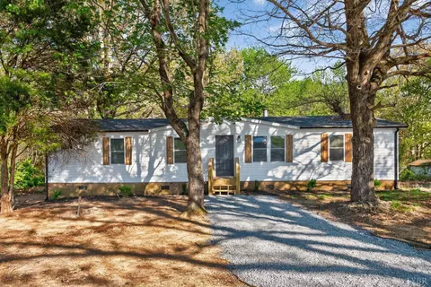 1208 W Store Rd, Halifax, VA 24558