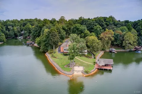 1300 Pats Dr, Moneta, VA 24121