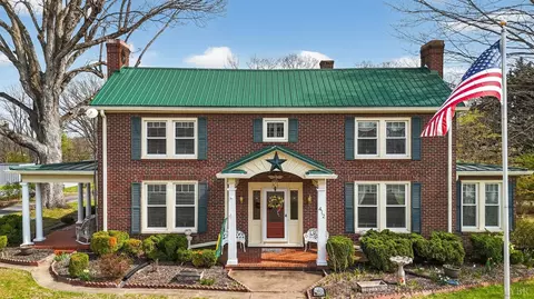 412 N Main St, Gretna, VA 24557