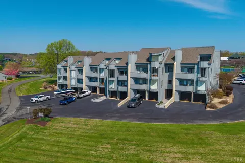 25 Clubhouse Towers Cir, Moneta, VA 24121