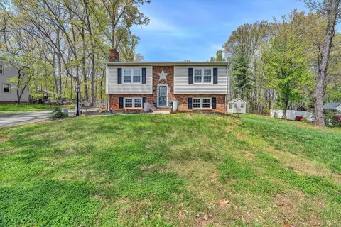405 Homestead Dr, Forest, VA 24551