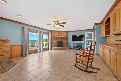 Living - 355 Dyson Rd, Amherst, VA 24521 photo 3 of 4