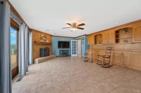 Living - 355 Dyson Rd, Amherst, VA 24521 photo 2 of 4