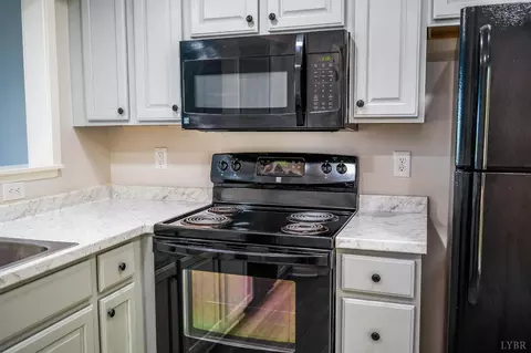 Kitchen - 424 Oak Point Rd, Forest, VA 24551 photo 4 of 4