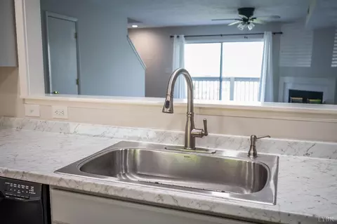 Kitchen - 424 Oak Point Rd, Forest, VA 24551 photo 3 of 4