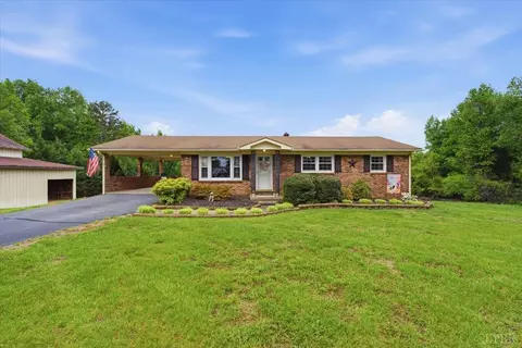 6141 Renan Rd, Hurt, VA 24563