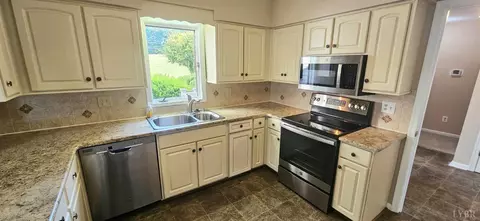 Kitchen - 204 Shaker Ln, Forest, VA 24551 photo 2 of 4