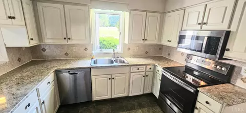 Kitchen - 204 Shaker Ln, Forest, VA 24551 photo 4 of 4