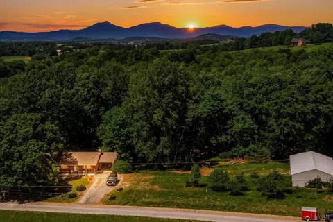 107 Shepherd Ln, Bedford, VA 24523