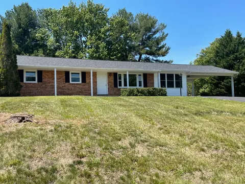 1018 Woodhaven Dr, Bedford, VA 24523
