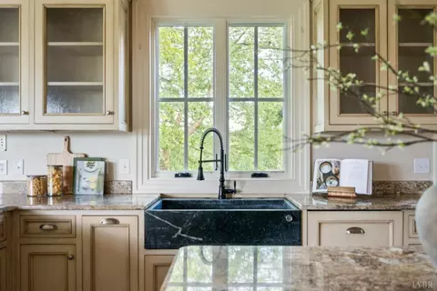 Kitchen - 1423 Lakepointe Dr, Forest, VA 24551 photo 7 of 9