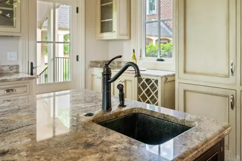 Kitchen - 1423 Lakepointe Dr, Forest, VA 24551 photo 6 of 9