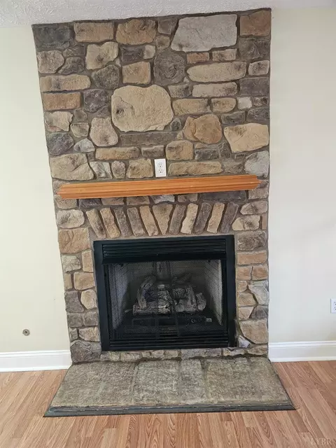 Living - 21 Berkeley Ln, Evington, VA 24550 photo 3 of 4