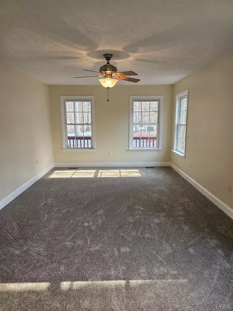 Living - 21 Berkeley Ln, Evington, VA 24550 photo 4 of 4