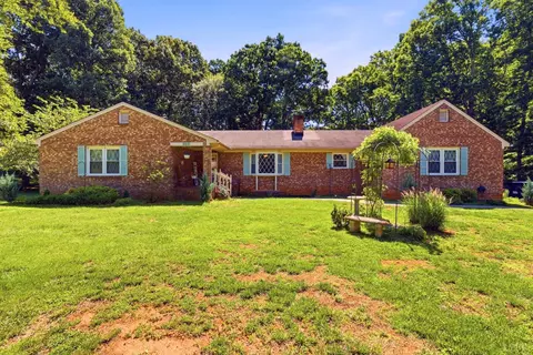204 Greentree Dr, Forest, VA 24551