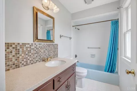 Bath - 100 Meadowgate Dr, Forest, VA 24551 photo 3 of 8