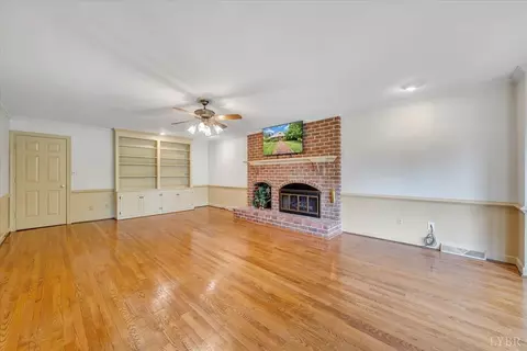 Living - 100 Meadowgate Dr, Forest, VA 24551 photo 4 of 10