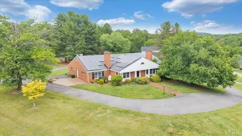 100 Meadowgate Dr, Forest, VA 24551