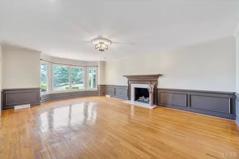 Living - 100 Meadowgate Dr, Forest, VA 24551 photo 3 of 10