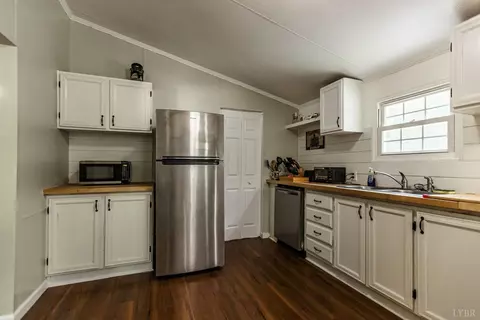 Kitchen - 809 Red Bird Dr, Gladstone, VA 24553 photo 4 of 4