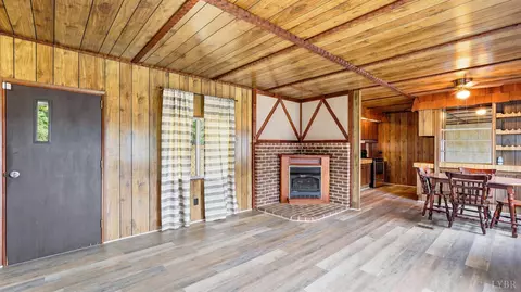 Living - 1275 Redfields Rd, Appomattox, VA 24522 photo 2 of 3