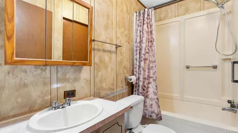 Bath - 1275 Redfields Rd, Appomattox, VA 24522 photo 1 of 2