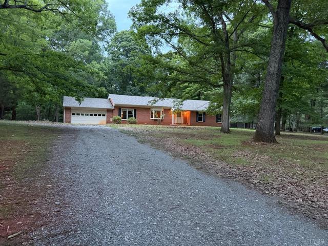 129 Foxwood Dr, Goode, VA 24556