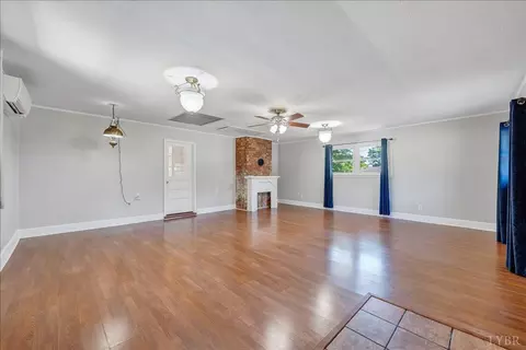 Living - 121 Ridgeview Rd, Hurt, VA 24563 photo 5 of 9