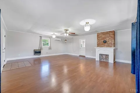 Living - 121 Ridgeview Rd, Hurt, VA 24563 photo 6 of 9