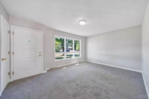 Living - 121 Ridgeview Rd, Hurt, VA 24563 photo 3 of 9