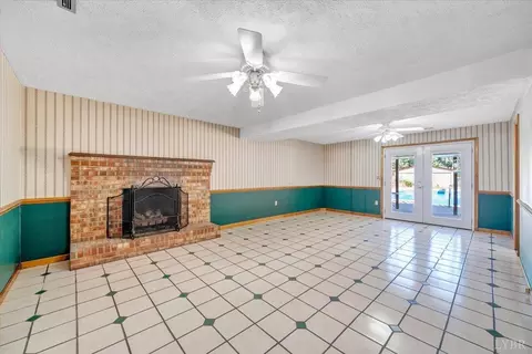Living - 121 Ridgeview Rd, Hurt, VA 24563 photo 7 of 9