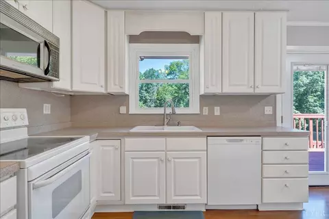 Kitchen - 121 Ridgeview Rd, Hurt, VA 24563 photo 3 of 4