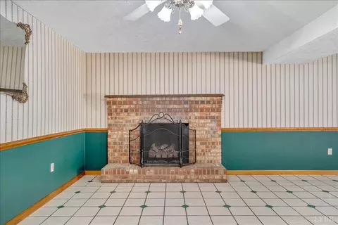 Living - 121 Ridgeview Rd, Hurt, VA 24563 photo 8 of 9