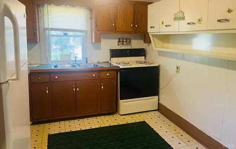 Kitchen - 2009 Level Run Rd, Hurt, VA 24563 photo 2 of 2
