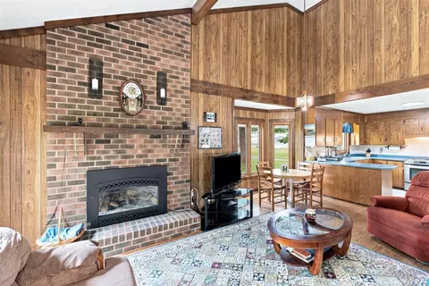 Living - 607 Wellington Dr, Forest, VA 24551 photo 2 of 3