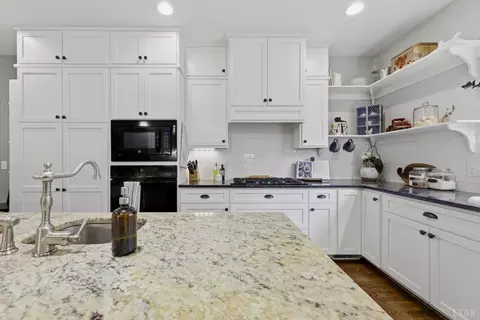 Kitchen - 279 Tradewind Dr, Evington, VA 24550 photo 4 of 9